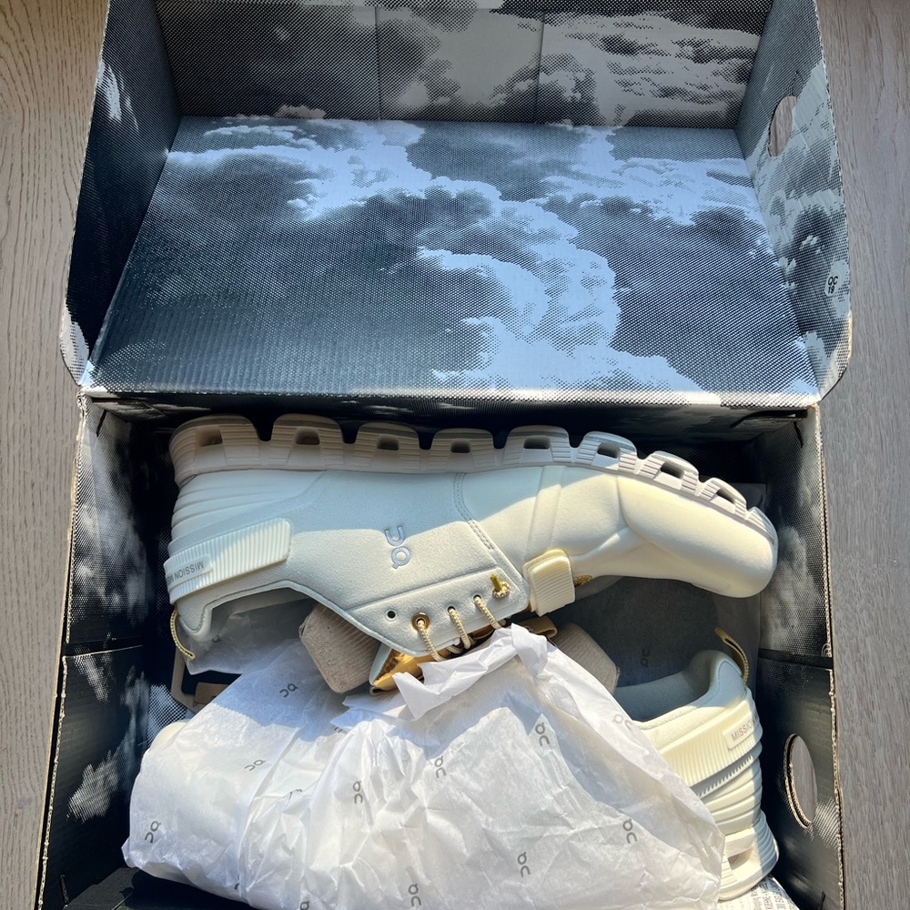 ON Cloud Edge Moon Sneakers White/Gold Size US Men’s 12.5